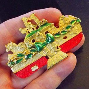 DANECRAFT MERRY CHRISTMAS NOAH'S ARK PAIRS OF ANIMALS & HOLLY BOUGHS BROOCH 72